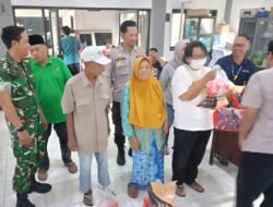 Babinsa Sambongdukuh Pantau Pembagian Ratusan Paket Sembako untuk Warga