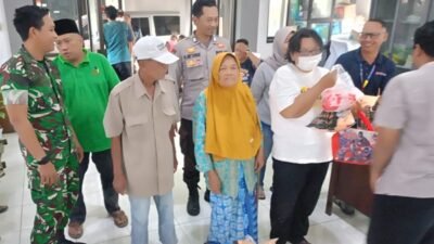 Babinsa Sambongdukuh Pantau Pembagian Ratusan Paket Sembako untuk Warga