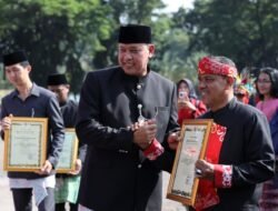 Wali Kota Beri Penghargaan ke Seniman dan Budayawan di HUT ke-29 Kota Bekasi
