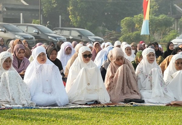 Pemkab Lamtim Rayakan Idulfitri Tanpa Open House, Bupati Ella Pilih Berbagi di Jabung