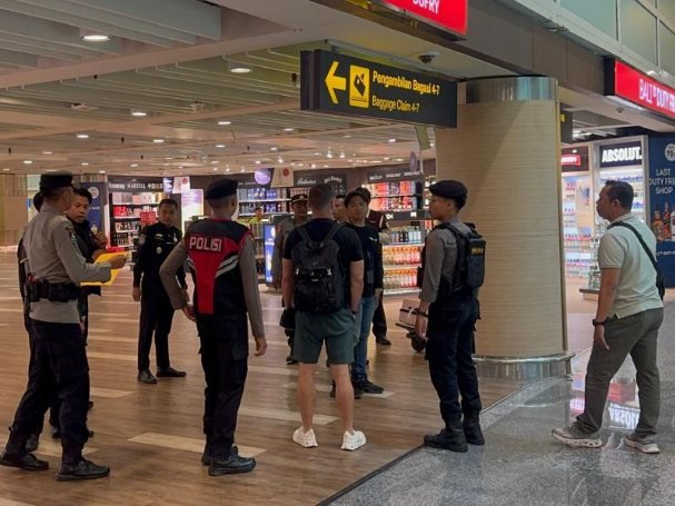 Imigrasi Ngurah Rai tangkap buronan Interpol asal Inggris di Bandara Bali, tegaskan komitmen lawan kejahatan internasional.