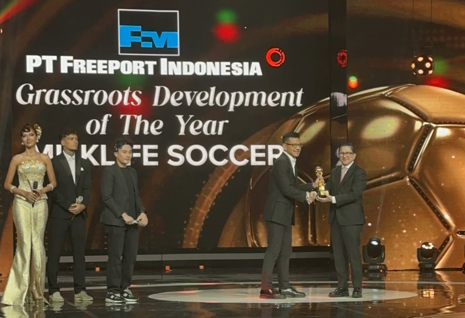 Program pembinaan sepak bola usia dini, MilkLife Soccer Challenge, meraih penghargaan Grassroots Development Program of The Year dalam ajang PSSI Awards 2026 yang digelar di Jakarta, Sabtu (28/3/2026). (Foto: MLSC).