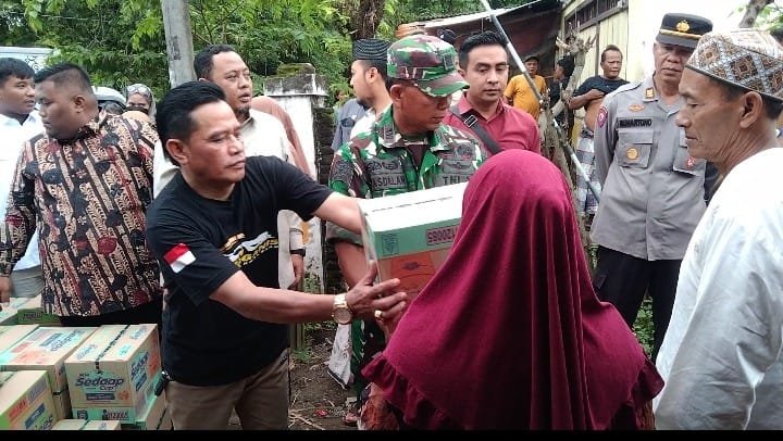memberikan bantuan sembako kepada warga terdampak pada dua lokasi di Desa Matekan