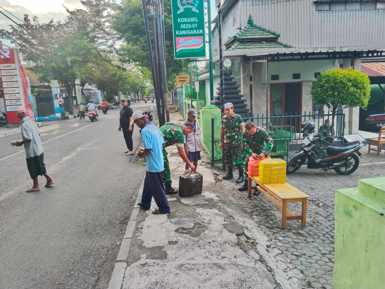 Koramil 0820-01/Kanigaran membagikan takjil gratis kepada para pengguna jalan