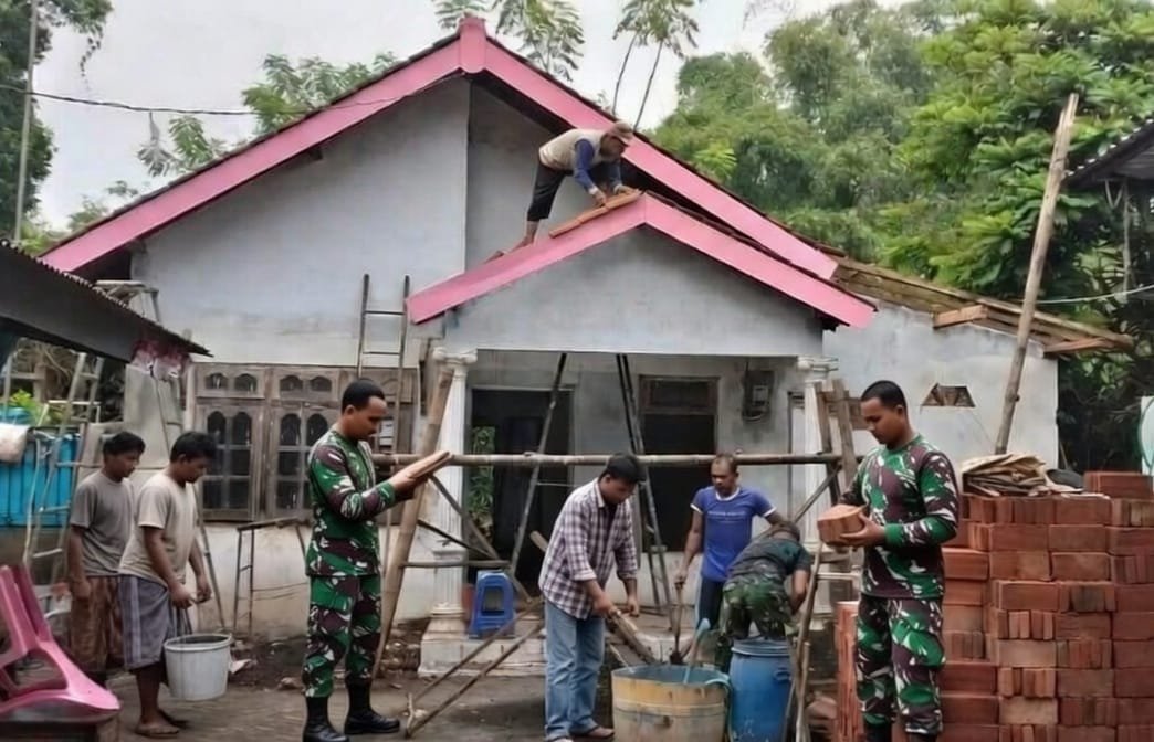 pemasangan resplang pada rehabilitasi Rumah Tidak Layak Huni (RTLH)