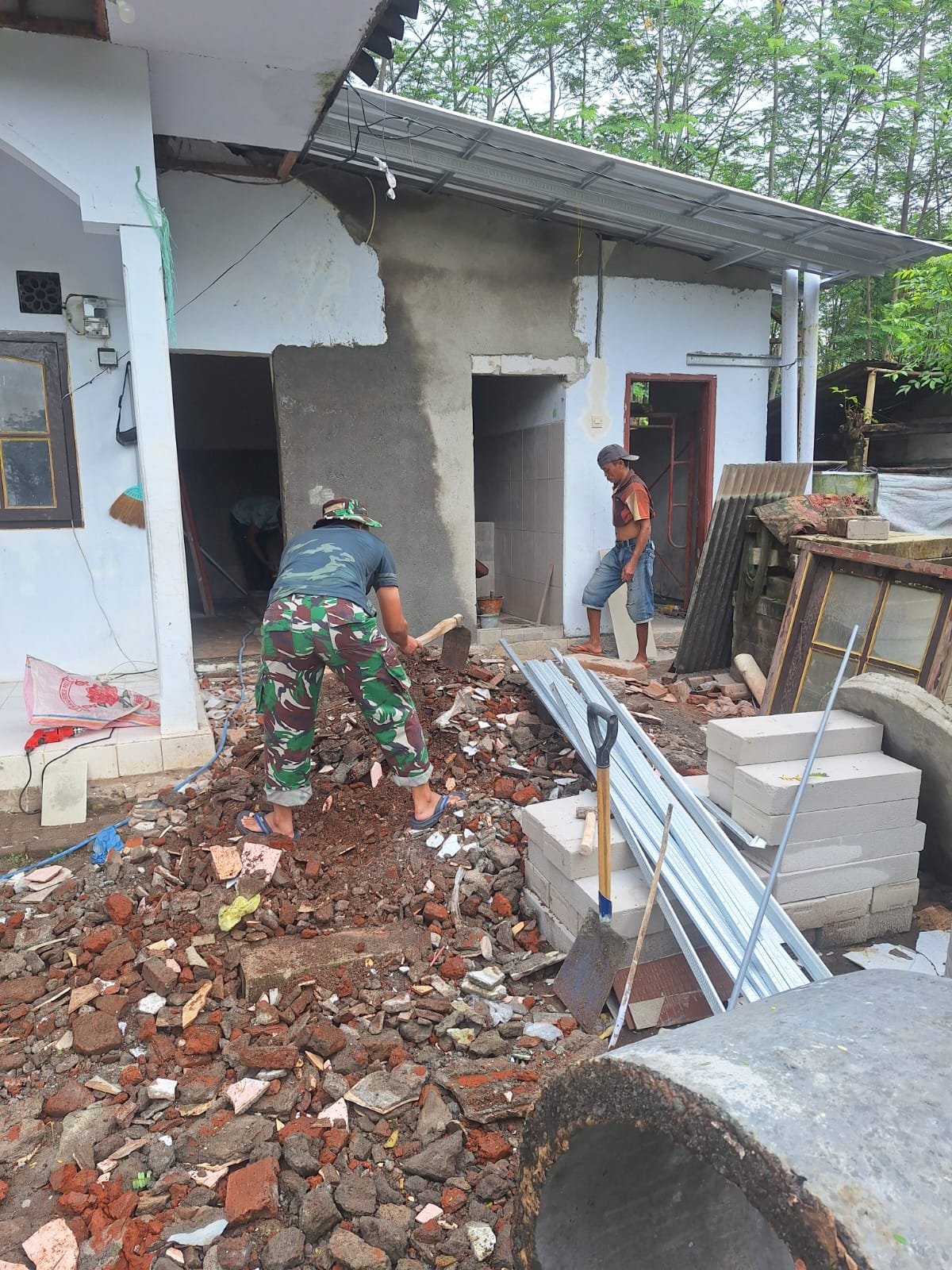 pembangunan fasilitas Mandi, Cuci, Kakus (MCK)