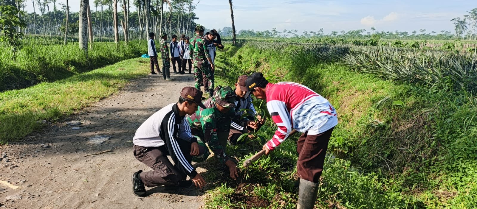 kegiatan karya bakti penghijauan