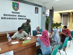 Babinsa Koramil 0814/01 Kota Jombang Ikut Serta dalam Pembagian Bantuan kepada Warga yang Membutuhkan