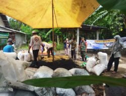 Babinsa Desa Ngumpul Bersama Pemerintah Desa dan Poktan Laksanakan Pembuatan Pupuk Bokashi