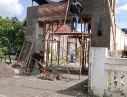 Babinsa Koramil 03/Tembelang Bersama Warga Gotong Royong Bangun Gapura