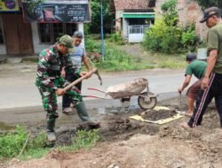 Sertu Endro Karya Bhakti Bantu Bersihkan Selokan untuk Normalisasi di Wilayah binaannya