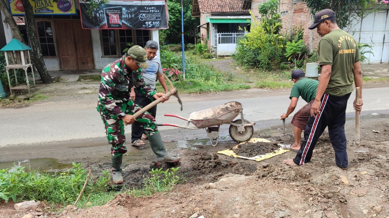 kegiatan karya bhakti dengan membantu warga membersihkan selokan