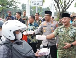 Solid dan Peduli, Forkopimda Sidoarjo Bagikan Ratusan Takjil di Alun-Alun
