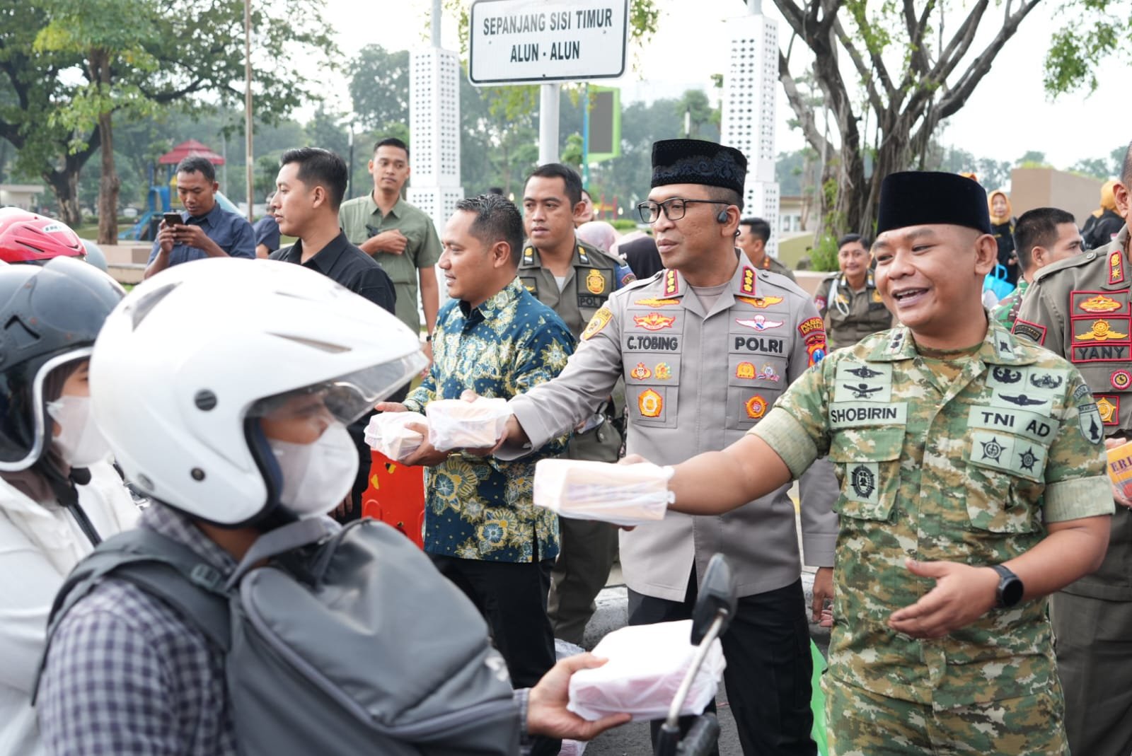 Forkopimda Sidoarjo membagikan 500 paket takjil kepada masyarakat