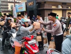 Humanis untuk Masyarakat, Wakapolresta Sidoarjo dan Pejabat Utama Bagikan Ratusan Takjil di Dalam Mako