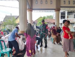 Babinsa Koramil 0814-11/Sumobito Laksanakan Pendampingan Penyaluran Sembako Kepada Warga yang Membutuhkan