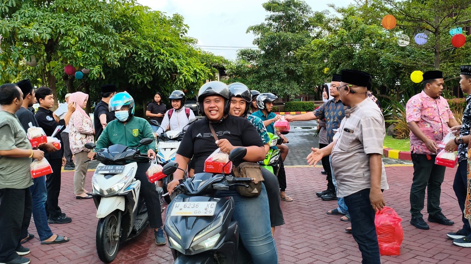 aksi sosial dengan membagikan takjil dan bunga