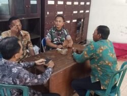 Babinsa Desa Karanglo Sertu Mujahidin melaksanakan Komsos dengan Perangkat Desa Karanglo