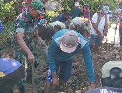 Karya Bakti Jumat Bersih, Anggota Koramil 0814/07 Kabuh Bersihkan Lingkungan Desa Karangpakis