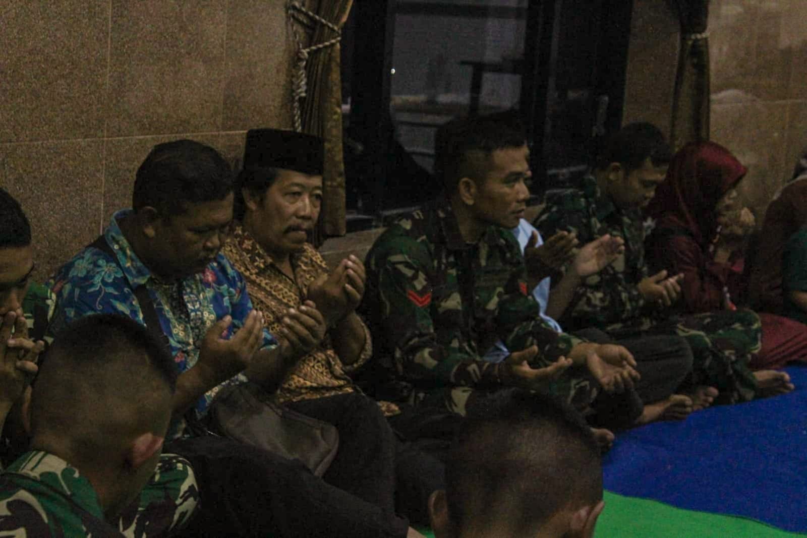 menggelar buka puasa bersama