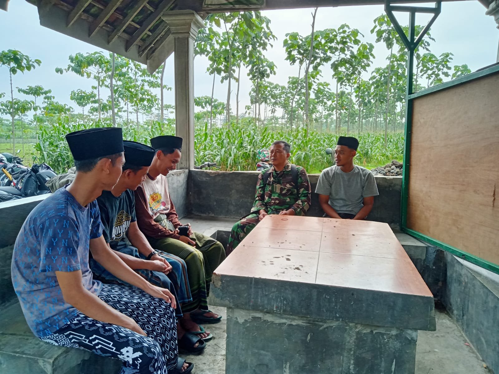 Bati Ter Kodim 0809/Kediri, Peltu Anang, cangkrukan bersama sejumlah santri di Desa Gadungan