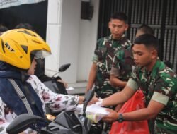 Satgas TMMD ke-127 Turun ke Jalan, Bantu Warga Bagikan 700 Paket Takjil di Puncu Kediri