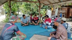 Obrolan di Terpal Biru, Saat Prajurit TMMD Duduk Sejajar dengan Warga