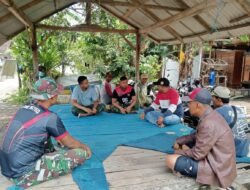 Obrolan di Terpal Biru, Saat Prajurit TMMD Duduk Sejajar dengan Warga