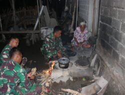 Satgas TMMD Sahur Bersama Warga, Memasak dengan Tungku Api di Dusun Sumber Bahagia