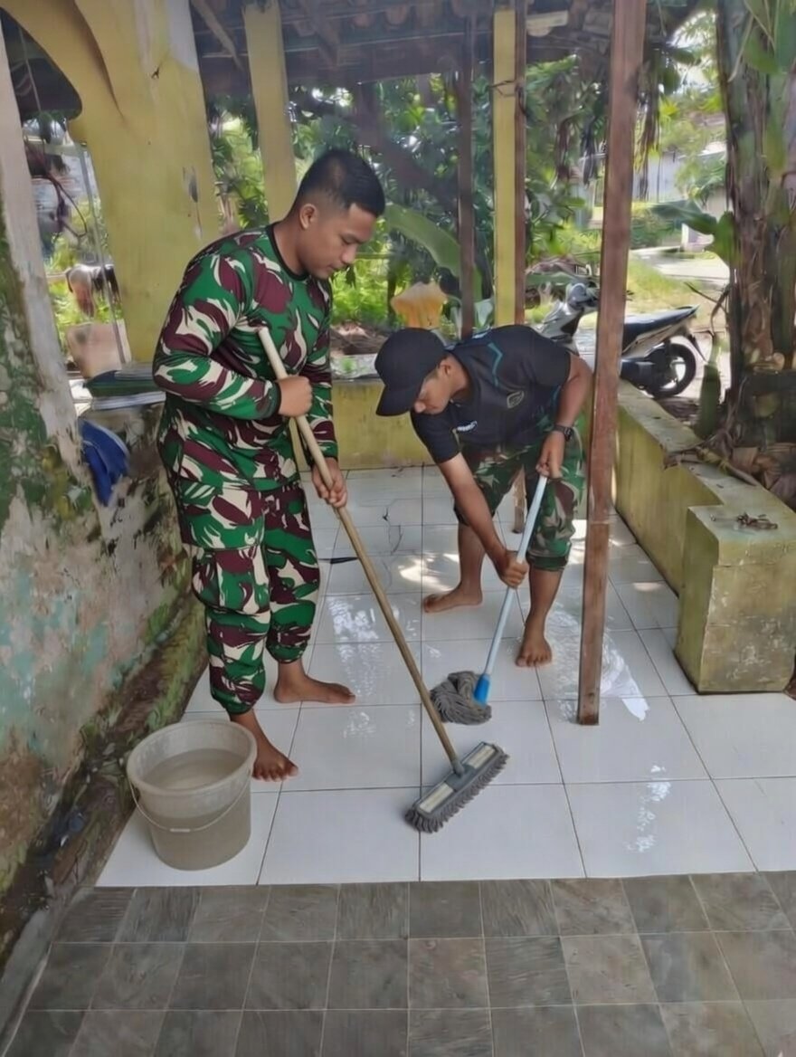 pembersihan dan finishing kamar mandi (MCK) di Mushola