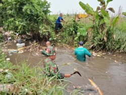 Turun ke Sungai, TMMD Ke-127 Bersihkan Sampah Demi Warga Wonosari