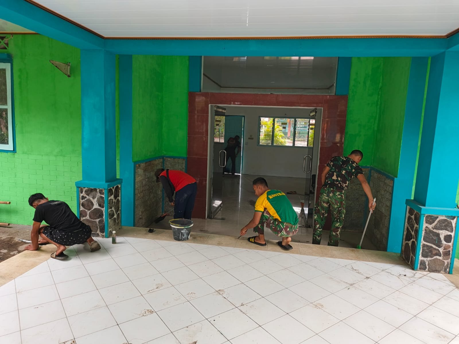 pembersihan sisa cat dan kotoran di lantai serta koridor SMP Negeri 2 Gondangwetan