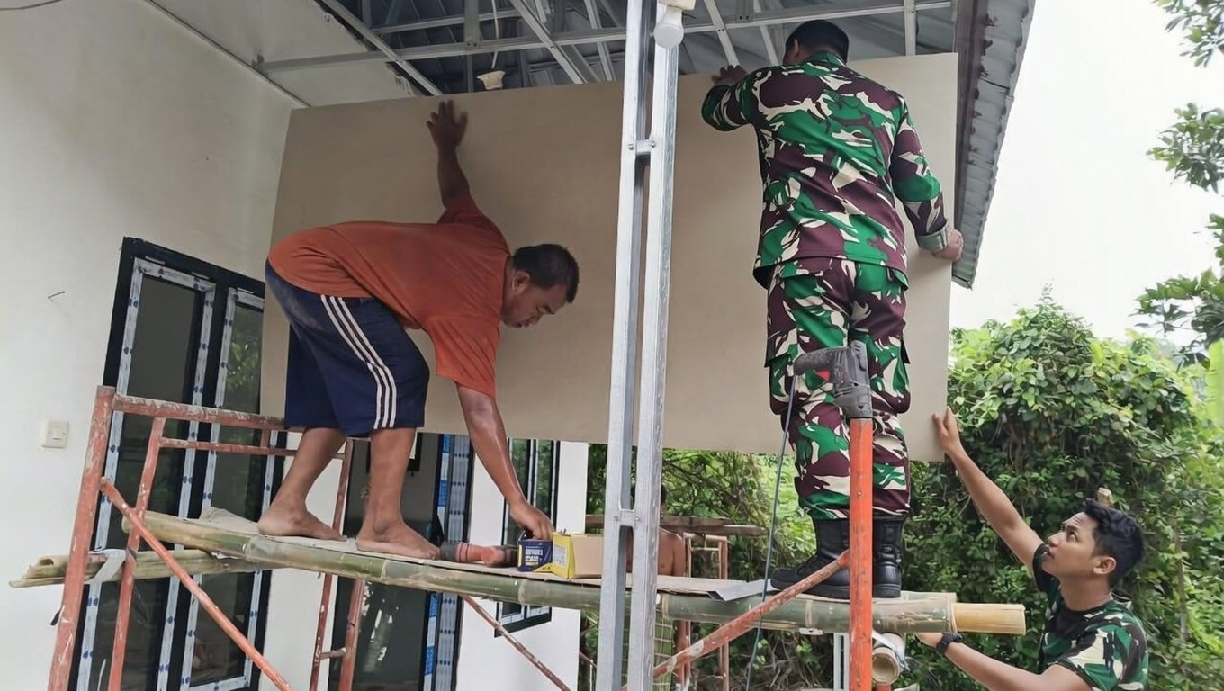 mengerjakan pemasangan rangka plafo, dan pengecatan dinding mushola.