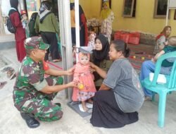 Babinsa Desa Wringinpitu Koramil 0814-15/Mojowarno Dampingi Kegiatan Posyandu Balita