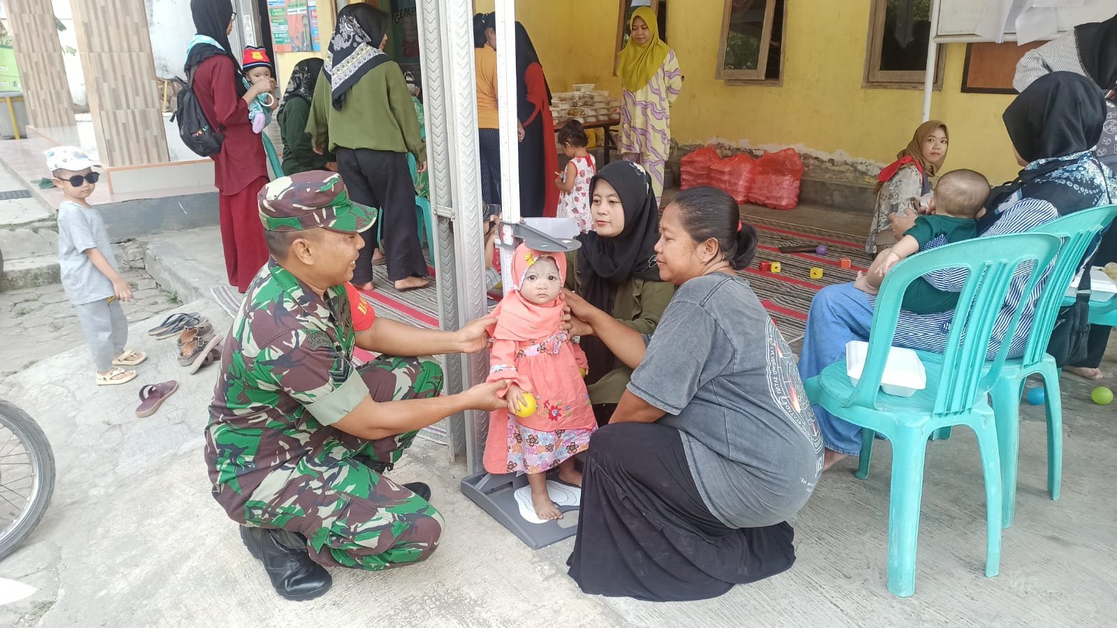 pendampingan kegiatan Posyandu Balita yang dilaksanakan oleh kader kesehatan bersama masyarakat Desa Wringinpitu,