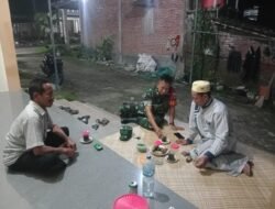 Babinsa Sukodadi Pererat Silaturahmi dengan Warga Melalui Komsos Usai Shalat Tarawih