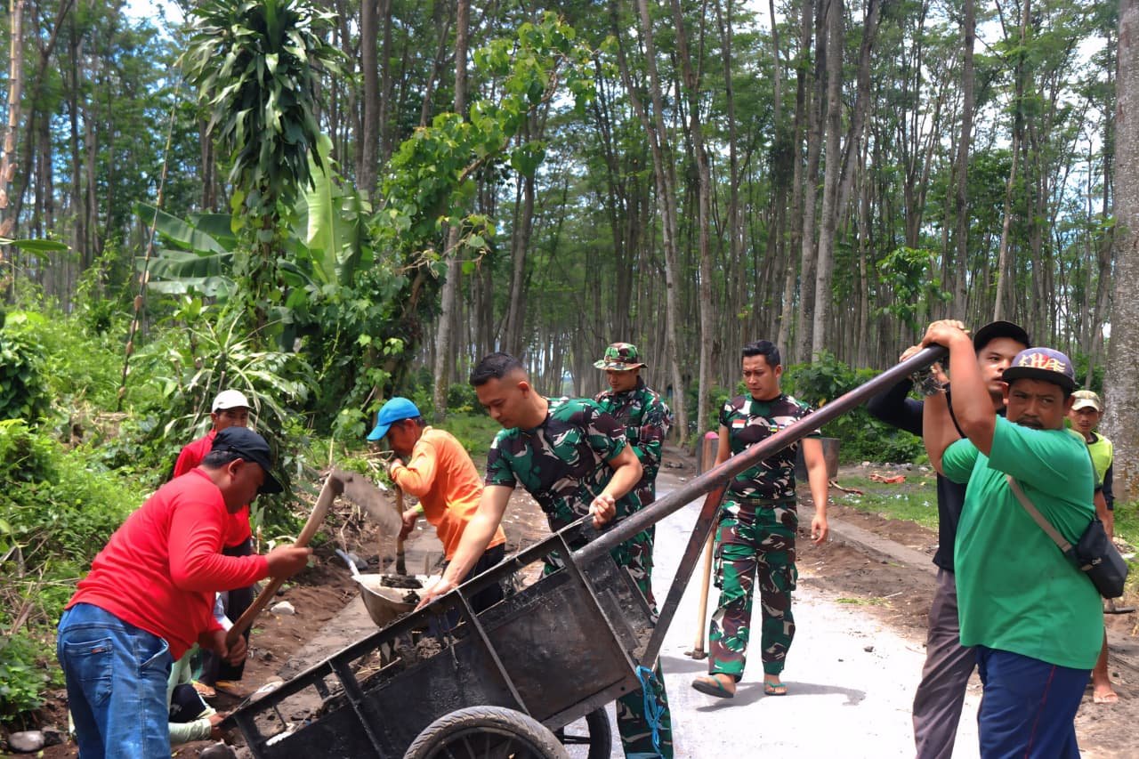 pemuda bersama warga dan personel Satgas TMMD bahu-membahu mengerjakan proses pembangunan jalan