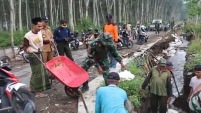 Satgas TMMD 127 dan Warga Gadungan Gotong-Royong Perkuat Dinding Sungai