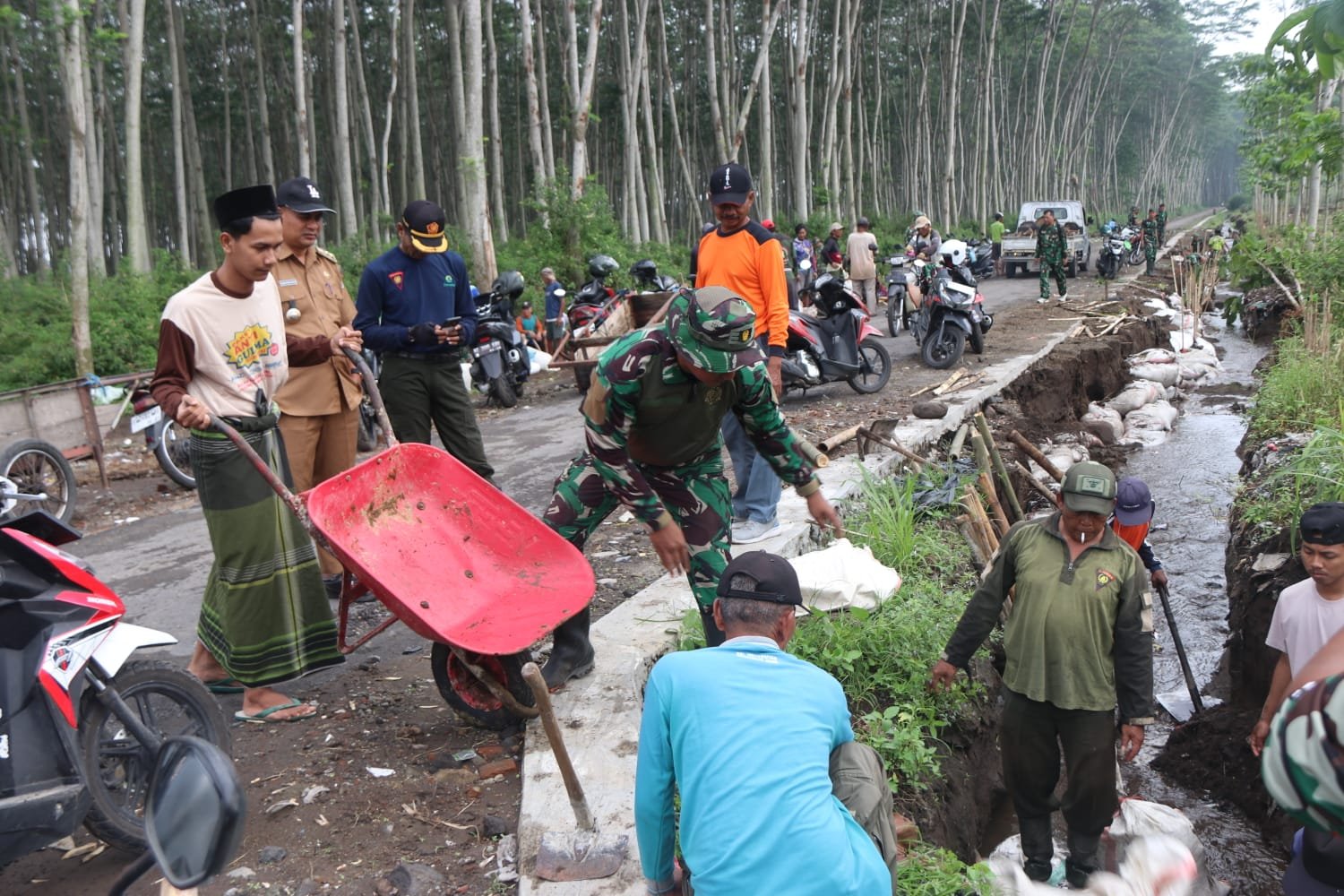 TMMD) ke-127 Kodim 0809/Kediri bersama masyarakat Desa Gadungan, Kecamatan Puncu, Kabupaten Kediri, bergotong royong memperkuat dinding sungai