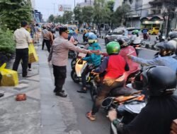 Kapolsek Gedangan Bagikan 100 Takjil ke Masyarakat