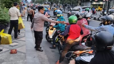 Kapolsek Gedangan Bagikan 100 Takjil ke Masyarakat