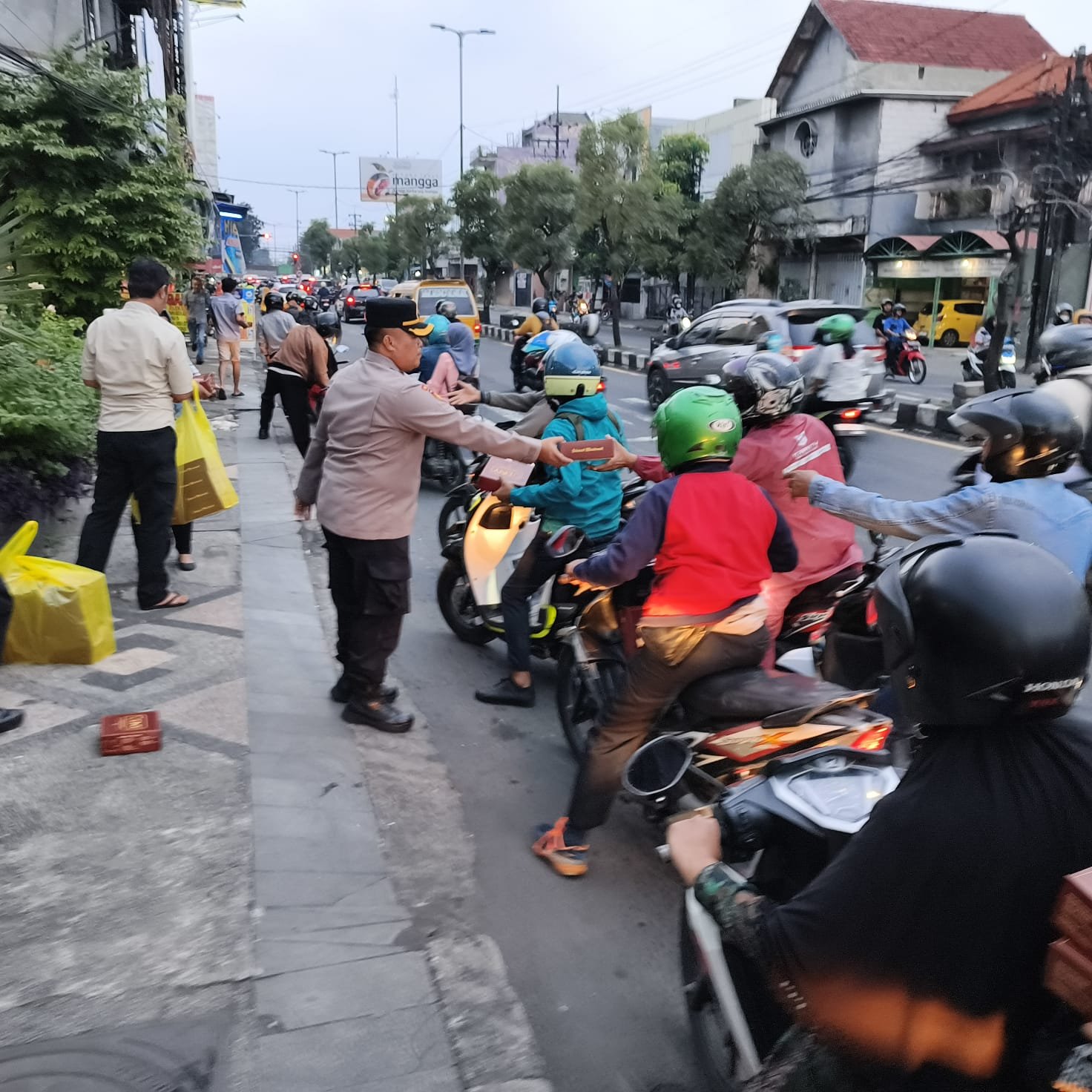 Polsek Gedangan Polresta Sidoarjo membagikan 100 takjil kepada masyarakat