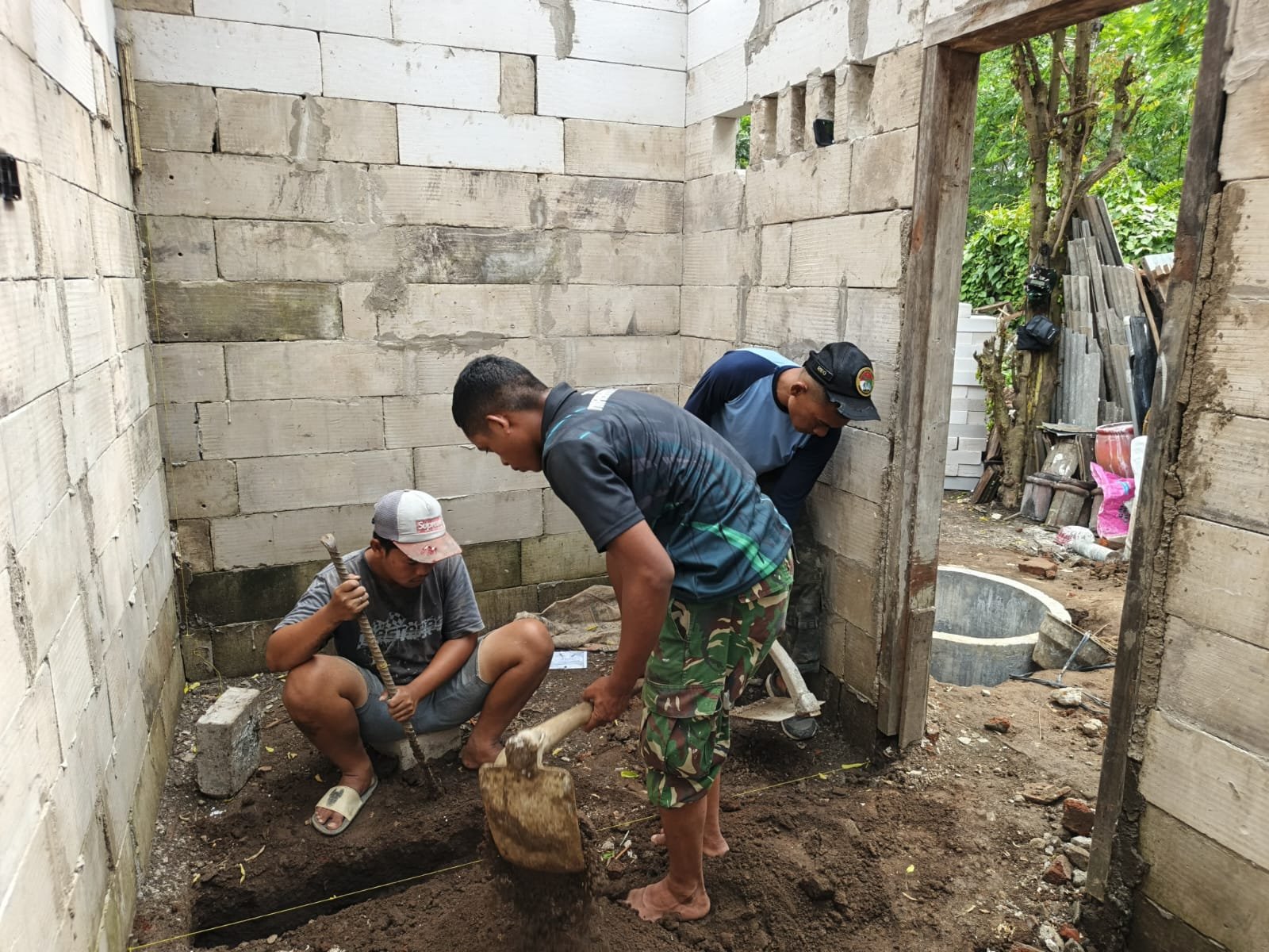 TMMD) Reguler Ke-127 Kodim 0819/Pasuruan bersama warga Desa Wonosari,