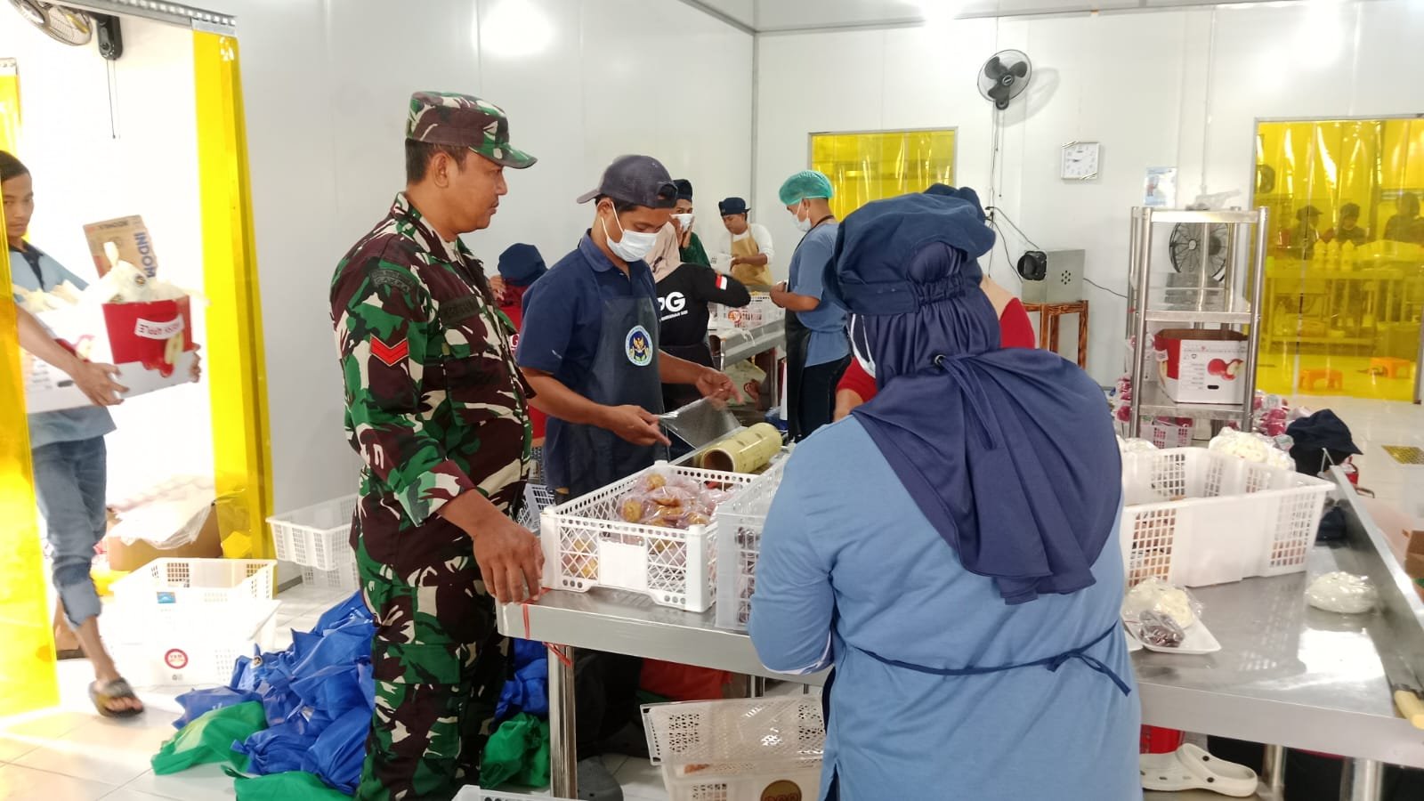 Babinsa Tondowulan Laksanakan Pendampingan dan Pengawasan Persiapan Pendistribusian MBG