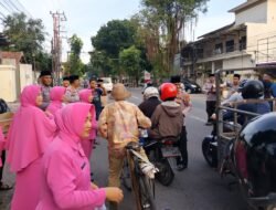 Polsek Pesantren dan Bhayangkari Bagikan Takjil untuk Kaum Dhuafa dan Pengguna Jalan