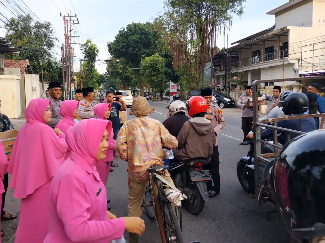 Polsek Pesantren bersama Bhayangkari saat mengadakan kegiatan berbagi takjil.
