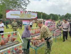 Pangdam V/Brawijaya Serahkan Bantuan Ayam Petelur kepada Warga di Penutupan TMMD Ke-127 Pasuruan