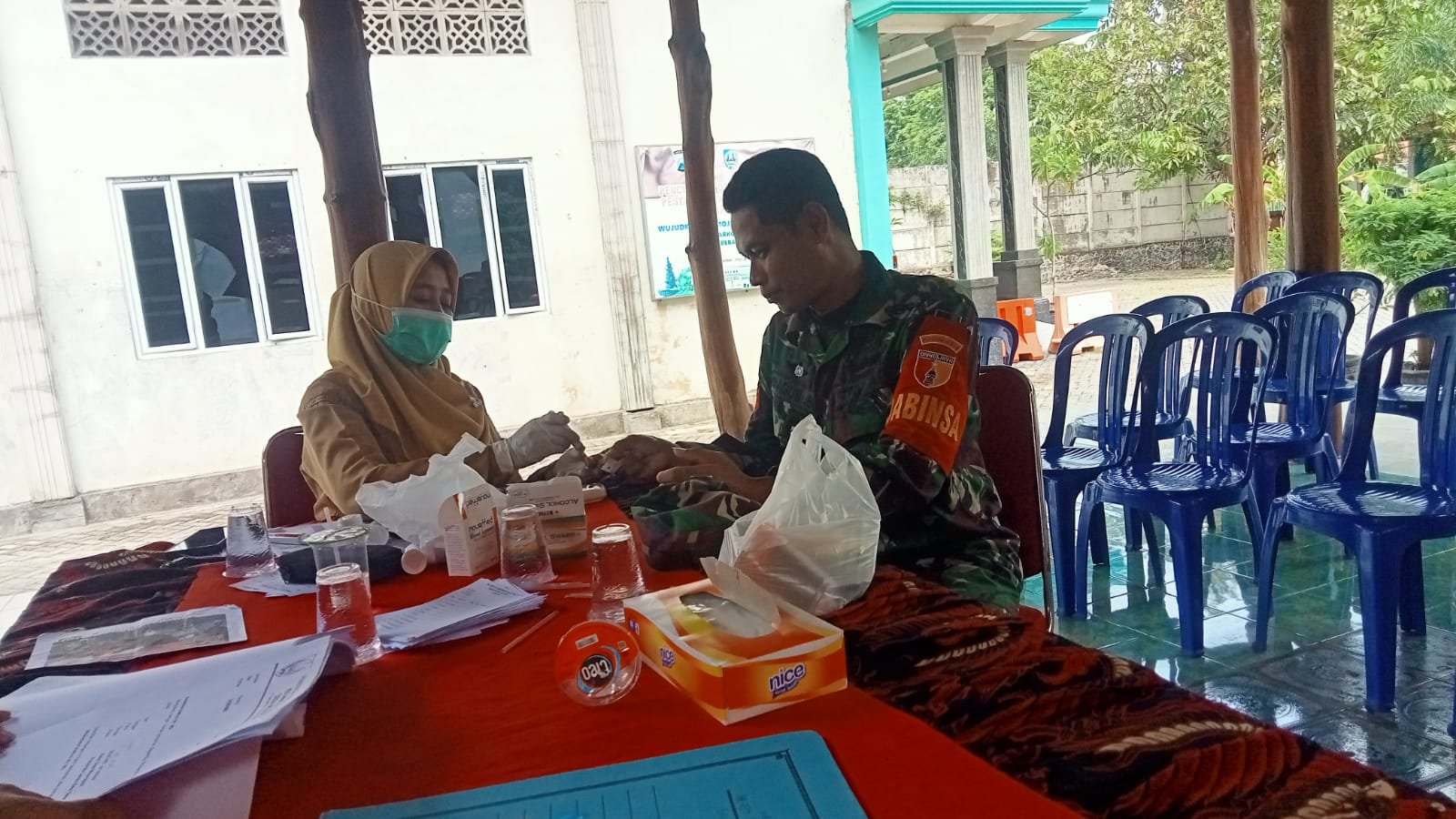 kegiatan Posyandu Lansia yang dilaksanakan oleh kader kesehatan bersama petugas puskesmas