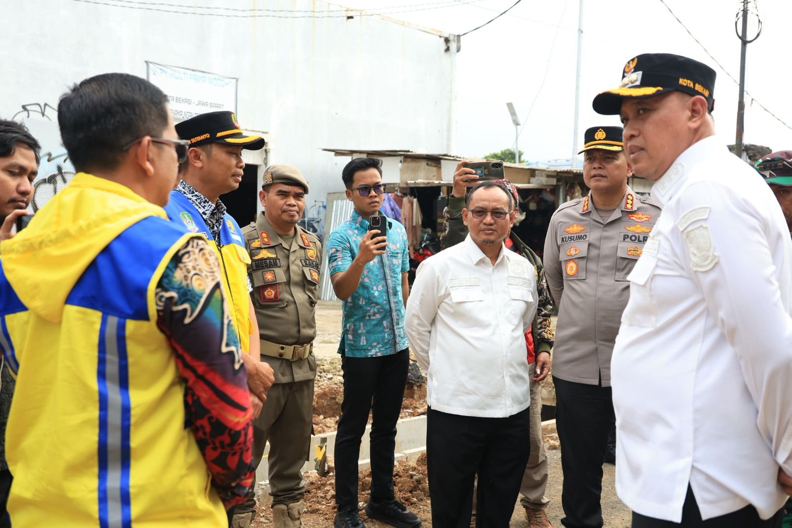 Wali Kota Bekasi Tri Adhianto bersama Forum Koordinasi Pimpinan Daerah (Forkopimda) meninjau langsung sejumlah jalur utama yang menjadi lintasan pemudik