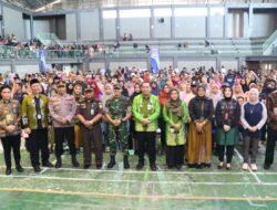 Dandim 0820/Probolinggo Letkol Inf Ribut Yodo Apriantono Bersama Sejumlah Pihak Menghadiri Penyaluran BLT DBHCHT